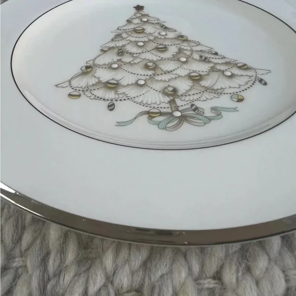 Set of 4 $280 Noritake Bone China Palace Christmas Platinum 4781 salad plates - Picture 7 of 10